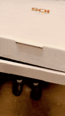 a white box with the word so on the top