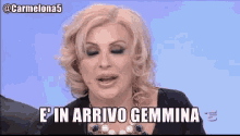 a woman says e ' in arrivo gemmina in a video