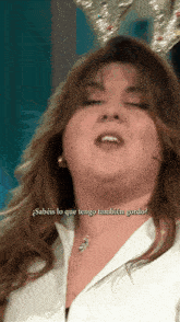 a woman with her eyes closed and the words sabeis lo que tengo tambien gordo behind her
