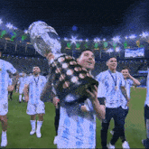 Levantando La Copa Lionel Messi GIF - Levantando La Copa Lionel Messi Trofeo GIFs
