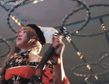 a woman playing a violin with the hashtag @ruuna_070 on the bottom