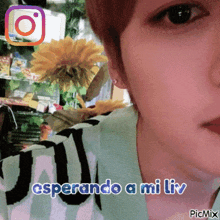 a picture of a person with the caption " esperando a mi liv " on it