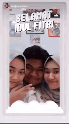 a man and two women are posing for a picture with selamat idul fitri written above them