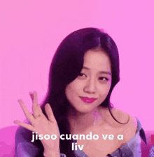 a close up of a woman 's face with the words jisoo cuando ve a liv written above her .