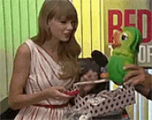 Taylor Swift Parrot Bird Gift GIF - Taylor Swift Parrot Bird Gift Um Thanks GIFs