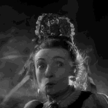 Trembling Minnie GIF - Trembling Minnie Bride Of Frankenstein GIFs