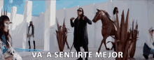 a video of a man dancing with a horse and the words va a sentirte mejor in the corner