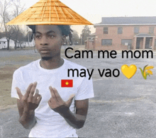 a man wearing a conical hat with the words cam me mom may vao on it