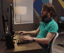 Interesting Crossed Arms GIF - Interesting Crossed Arms Linus Tech Tips GIFs