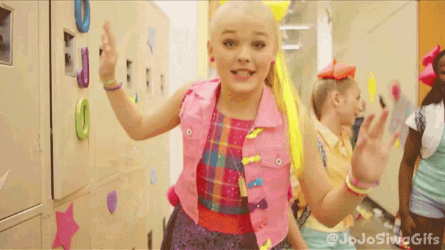 Jojo Siwa Boomerang GIF - Jojo Siwa Boomerang Walk - Discover & Share GIFs