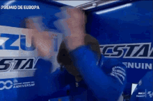 a man wearing a blue shirt that says premio de europa
