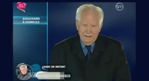 a man in a suit and tie stands in front of a screen that says ' assassinee a domicile '