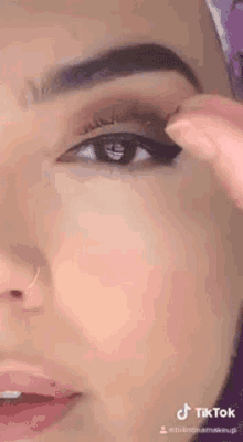 Putting Fake Eyelashes Bilintina GIF - Putting Fake Eyelashes Bilintina Bilintina Makeup GIFs