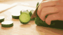 黄瓜 青瓜 切 切黄瓜 GIF - Cut Cucumber Cucumber GIFs