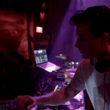 dj mark ronson how to be mark ronson grooving to the music jamming to the music