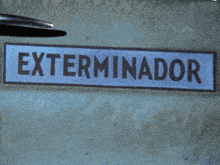 a sign that says ' exterminador ' on it in black letters
