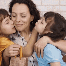 Mom Kisses GIF - Mom Kisses Imparcial GIFs