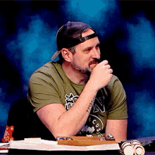 a man wearing a baseball cap and a shirt that says n on it
