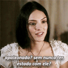 a woman is wearing a white top and necklace and says apaixonada sem nunca ter estado com ele