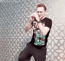 Tom Hiddleston Dancing GIF - Tom Hiddleston Dancing GIFs