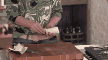Preparando A Mandioca Cozinhando GIF - Manioc Preparing Food GIFs