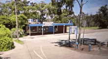 a shark 's restaurant sits on the side of the road