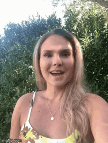 Cassandra Jean Amell Smile GIF - Cassandra Jean Amell Smile Selfie GIFs
