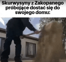 a man is standing in front of a house with the words skurwysyny z zakopanego probojace dostarc sie do swojego domu