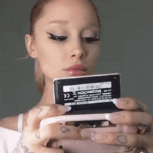 Gldenyears Ariana Grande GIF - Gldenyears Ariana Grande Texting GIFs