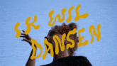 a woman 's hand is reaching out towards a sign that says er ensl dansen