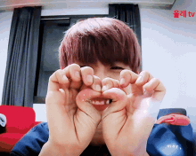 박우진 Park Woojin GIF - 박우진 Park Woojin Thumbs Hearts GIFs