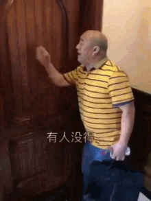 Did You Know You Were Talking To A Parrot? 男子不知他在跟鸚鵡對話 GIF - 冇人is There Anyone Here Anybody Home Nobody GIFs