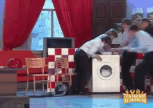 стиральная машина стирка стиралка мужики держи GIF - Washing Machine Laundry Men GIFs