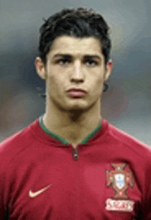 media.tenor.com/jfHc6wCdVe4AAAAd/cristiano-ronaldo