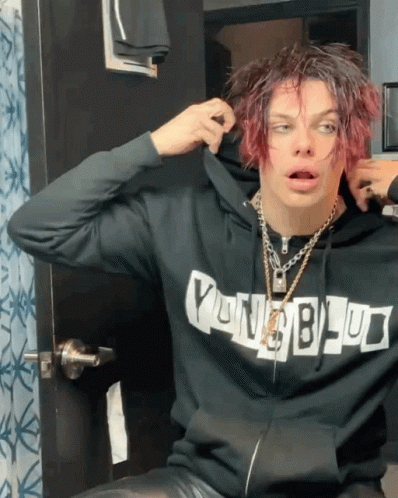 Anyone fan of yungblud on this app 🖤🖤🇬🇧🇬🇧