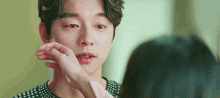공유 눈물 닦아주기 울먹 글썽 그렁그렁 슬픔 충혈 GIF - Gong Yoo Wipe Tears GIFs