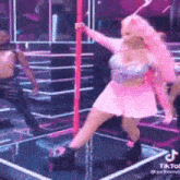 Nicki Minaj Pole Dancing GIF - Nicki Minaj Pole Dancing Spinning GIFs