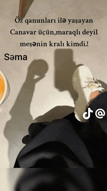a picture of a person 's feet with a caption that says " sama "