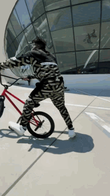 Balancing Nigel Sylvester GIF - Balancing Nigel Sylvester Riding A Bike GIFs