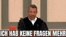 a judge is sitting in front of a microphone in a courtroom with the words `` ich hab keine fragen mehr '' .