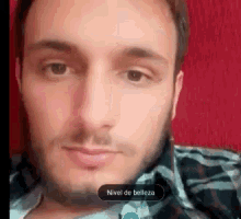 a close up of a man 's face with the words nivel de belleza on the bottom right