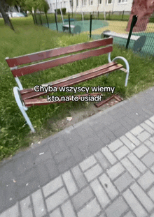 a broken bench with a caption that says chyba wszyscy wiemy kto na to usiad