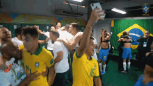 comemoracao time cbf confederacao brasileira de futebol selecao brasileira sub17 felicidade em grupo