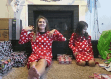 Emma And Ellie Christmas GIF - Emma And Ellie Christmas GIFs