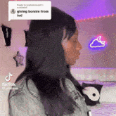a woman is giving bonnie a reply on tiktok