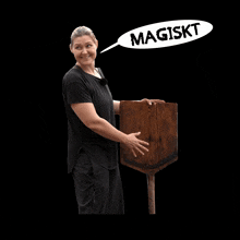 a woman holding a wooden box with a speech bubble saying magiskt