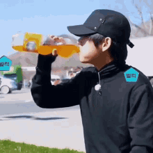 Intd4egu Taehyung Drinking GIF - Intd4egu Taehyung Drinking Taehyung Juice GIFs