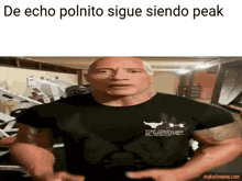 a man in a black shirt with the words de echo polnito sigue siendo peak on the bottom
