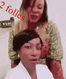 two women are standing next to each other with the words 2 folles on the bottom