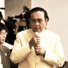 Prayuth Karaoke GIF - Prayuth Karaoke Singing GIFs